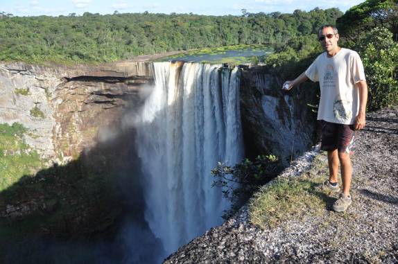 Maravilhados com o esplendor de Kaiteur Falls, na Guiana